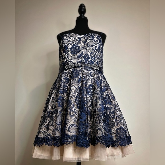 Lady Lace - Picture 1 of 4